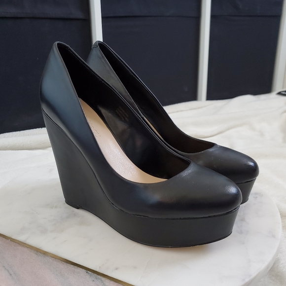 Le Chateau Black Wedges - Picture 1 of 7